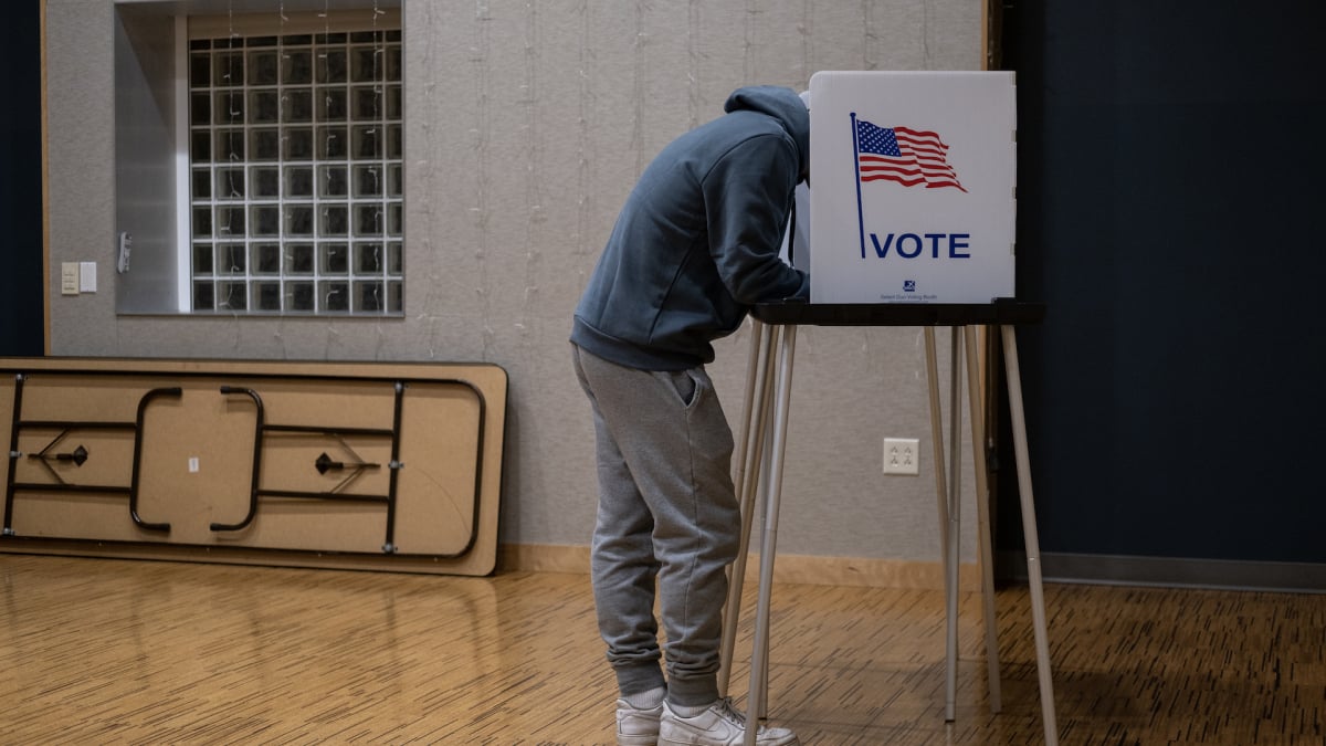 Google removed voter scam ads, report says