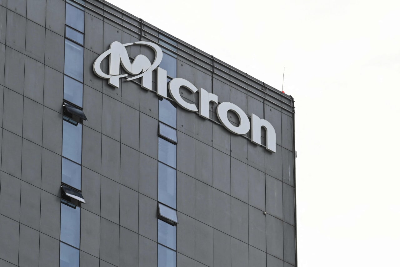 Micron’s weak outlook sparks a big skid for the AI stock