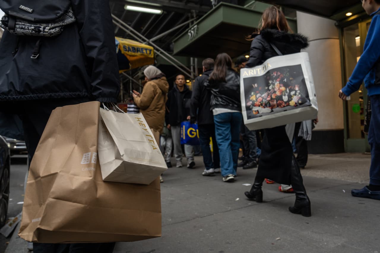 Fewer shoppers turned out for Thanksgiving-weekend deals, retail group says. Here’s why.