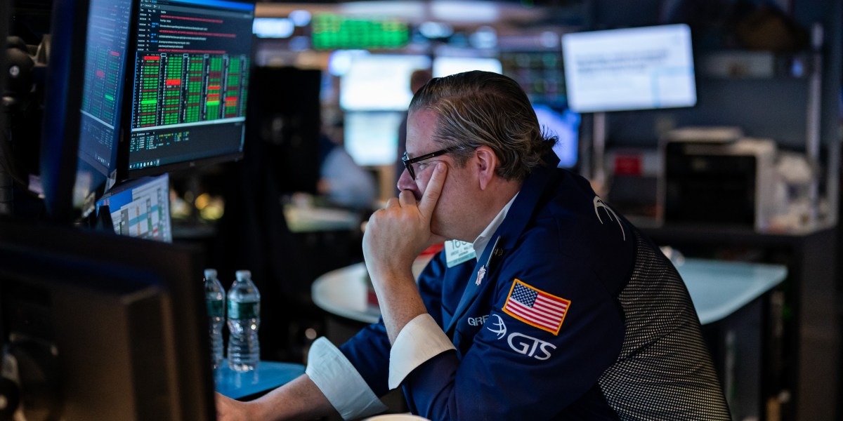 Markets close mixed as Wall Street weathers a short trading week, early divergence